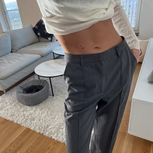 Kostymbyxor  - Kostymbyxor med slits från nakd. Nyskick. Stl 32