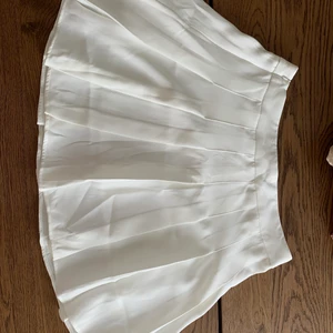 Tennis kjol strl L - Har aldrig använt den. Nypris 129kr