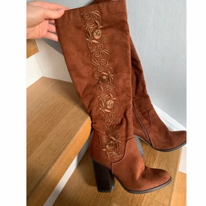 broderade mockaklackar - säljer dessa fräscha boots! dom är fodrade, så fungerar super nu på vintern/tidig vår⭐️ 