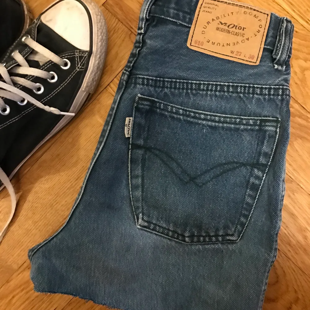 Blå-gröna (mörkcyan? färgen stämmer rätt bra överens med bilden) vintage shorts, säljes pga lite för små för mig. Vintage-skick, gissningsvis avklippta jeans från början. . Shorts.