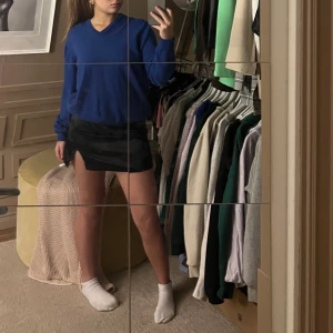 Blå tröja  - Säljer denna jätte fina blå tröja för den inte använts , perfekt nu när de är klar men även när de börjar bli varmare är den perfekt att slänga på sig på sommarkvällar 💗 passar alla mellan XS-M , jag själv är en S men den sitter overzize på mig 💗 fraktar 