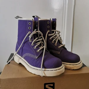 (36) Lila Dr Martens - SÄNKT PRIS - Lila snygga matta tygskor från Dr. Martens i storlek 36! Något ljusare i verkligheten. Köpt dessa secondhand, men endast använda en gång av mig. Säljes då mina fötter trivs bättre i sneakers👟