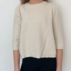 Beige finstickad tröja TOPSHOP - Tröja med trekvartsarm. Modell är 165 cm lång. Inköpt 2019. Sparsamt använd. Frakten betalas av mottagaren. 