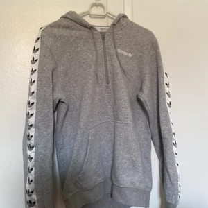 Adidas huvtröja - Adidas huvtröja, grå med storlek S, och snygga ränder på armarna 