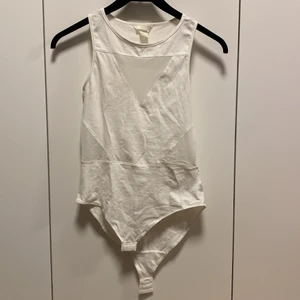 Vit body - Vit body med meshdetaljer😊