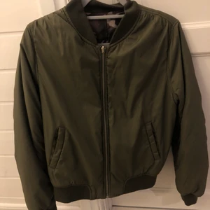 Bomberjacka  - Bober jacka som man kan vända ut och in, två jackor i en! Säljer för att den är för liten! Skulle rekommendera den för någon som har storlek mellan xs-s.