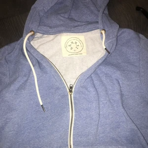 Ljusblå Hoodie  - Pastellblå huvtröja med dragkedja💙 I storlek s dock stor i storleken och passar även m! Använd ett fåtalgånger och därför i bra skick🤩. 