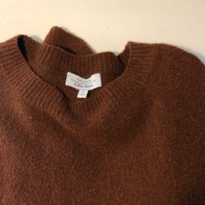 Säljer en i princip oanvänd brun stickad tröja från & Other Stories! Jätteskön & sticks inte! Ärmarna ska vara lite längre! Storlek L men känns som M.  Lite frakt tillkommer! 😇🌼☺️ 