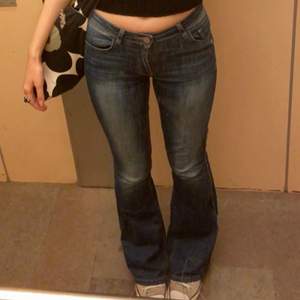 Skitsnygga bootcut jeans men har tyvärr blivit för små för mig. Vet inte måtten men byxorna går till mina hälar och jag är 172