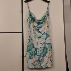 Klänning  - Klänning, aldrig använd. Mjukt material.