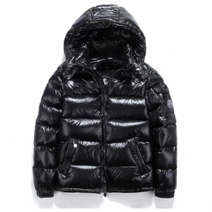 Vinterjacka - Säljer denna jackan som inte kommit till användning! Väldigt lik en moncler jacka och har även ett sånt litet märke man kan sätta på om man vill. Frakt tillkommer på 66 kr🤍 Står ingen storlek men passar XS-M beroende på hur man vill att den ska sitta! Jag på bilden brukar ha XS. Budgivning om många är intresserade.