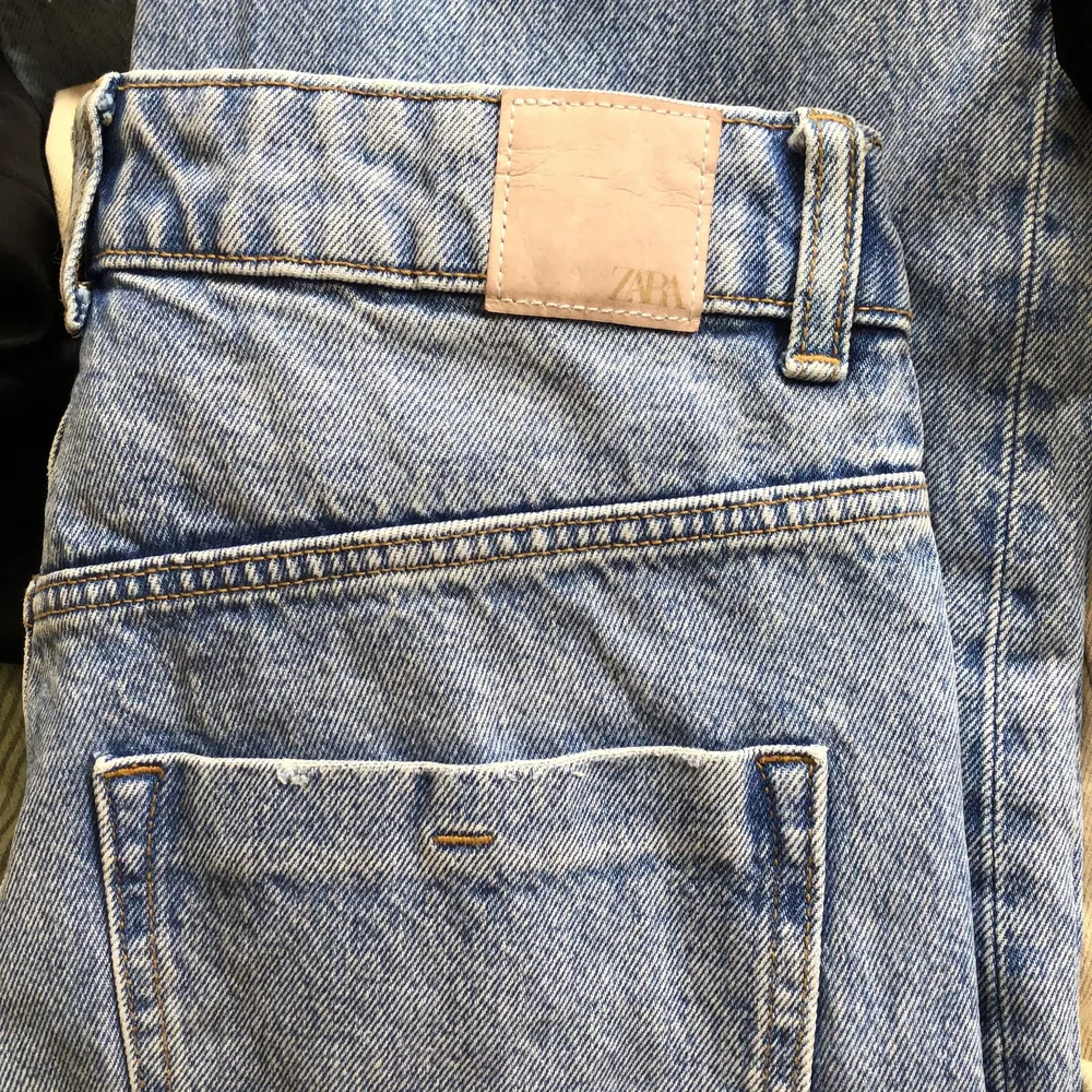 Nästan helt oanvända zara jeans i full length! Superfina men inte min stil o sitter inte som jag vill längre.. Jeans & Byxor.