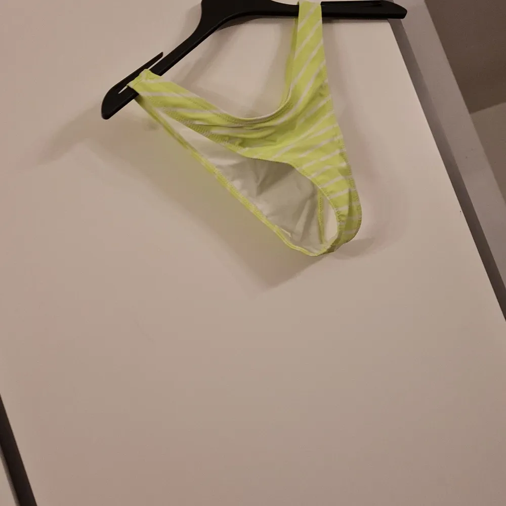 Fin  bikini, aldrig använd, va förliten i överdelen (har annars ca 75 D), mer lime/skrikande gul i värkligheten. Övrigt.