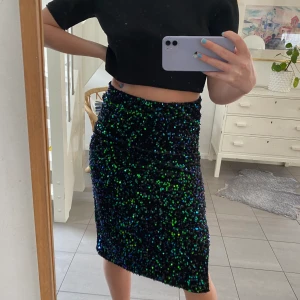 Glitter kjol - En supersöt glitter långkjol från Vero Moda! Köpte för 350kr och har använt endast en gång! Storleken är M🤩 Perfekt för fest eller nyår:)