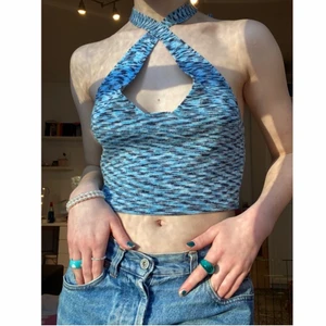 Blå knyttopp - Så fin nyttopp nu till sommaren, med olika nyanser av blå💙. Kan knytas på olika sätt. 