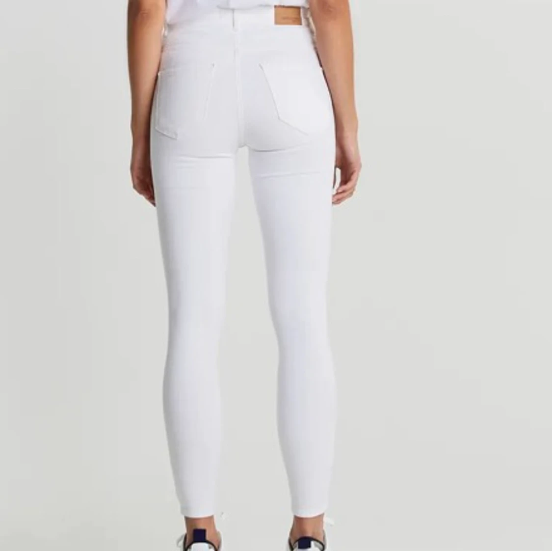 Högmidjade vita Molly jeans. 