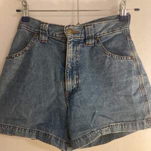 Snygga jeansshorts köpta i Berlin tror jag! Kan mötas upp eller frakta.