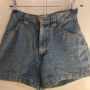 Jeansshorts  - Snygga jeansshorts köpta i Berlin tror jag! Kan mötas upp eller frakta.