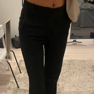 Zara svarta kostymbyxor  - superlånga högmidjade svarta kostymbyxor som sitter som en smäck, säljer då jag föredrar low waisted byxor. Köparen står för frakt 💋💋💋 bra å veta är att jag är ca 175-180 lång, slitage i fickor 