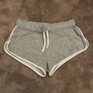 Mjukis shorts  - Gråa använda ett par gånger därav ett billigt pris. Säljer om det finns någon intresserad 🥰