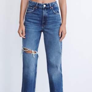 Helt nya jeans från Zara stl 36 men skulle kunna passa stl 34 för dom är små i storleken 💛