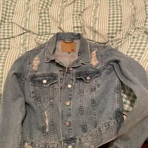 🌸En jeans jacka från lager 157                                          🌸Köpt för ungefär ett halvår sedan.                                🌸Den är i stl S och säljes pga den inte används             🌸Pris kan diskuteras!