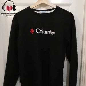 Svart tjocktröja  - Svart tjocktröja med tryck i strl XL. Säljs av Rytmus Stockholms Elevkår, alla kläder som säljs har skänkts utav elever på Rytmus och de pengar som samlas in från klädinsamlingen ges oavkortat till WWF. Ta chansen och köp fina kläder second hand och bidra på samma gång till att bevara miljön!