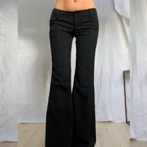 Randiga byxor - Lågmidjade utsvängda svarta randiga byxor från Bershka! Stl 34 och passar mig som brukar ha XS/S. Jag är 173 cm och innerbenslängden är ca 80 cm och midjemåttet ca 76 cm 🖤 BUDA PRIVAT, bud: 500 + frakt