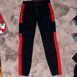 Jeans med ränder - Jeans med röda ränder och fickor på sidan som är köpt på New Yorker som jag har använd dom en gång men nu är dom alldeles för små. Det står storlek L men skulle säga att den är mer S/M. Hör av dig om du är intresserad 🥰