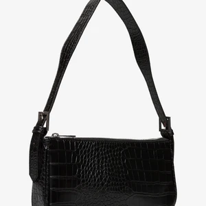 gina tricot klara väska - Fin liten väska, använd men i jättebra skick. Lånade bilder! 💗 Fri frakt.