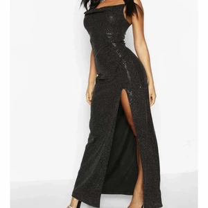 Glitter klänning - Glittrig klänning från Boohoo, aldrig använd med ettikett kvar❤️