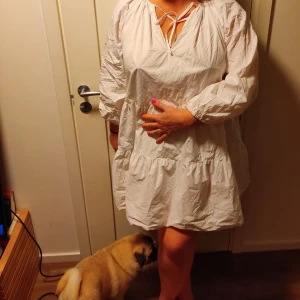 Somrig klänning med midsommarkänsla - Lite ostruken här men struken är den en smashsexyhit. Stl 36 från HM