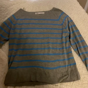 Populär randig tröja från zara 💙🤍 - Populär randig tröja från zara i storlek s. Säljer pga inte kommer till användning💙