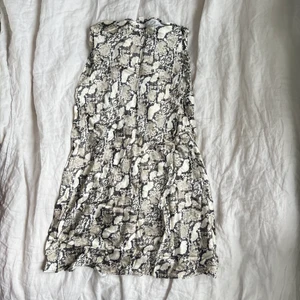 ormskinsnstrad kjol i satin - vill bli av med en hel del, se profilen, pris kan absolut diskuteras! 