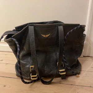 Zadig & voltaire väska  - Marinblå väska från Zadig, den är väl använd men är fortfarande fin!! Finns inte längre att köpa. Ena bandet har börjat lossna lite lite men inget som inte går att fixa!