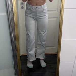 jeans - Vita jeans från lager 157. De har tyvärr en fläck på knät ( som knappt syns ), på bakfickan och på sidan låret som jag inte tror går bort. Men annars är byxorna i bra skick och de sitter väldigt bra men de kommer ej till användning för mig längre. Skriv för mer bilder och info🤍🤍 Köparen står för frakten🤍