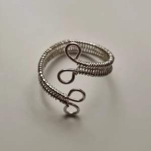 Egengjorda justerbara silver ringar av ståltråd. Skriv om du har några frågor 💕 ej äkta silver