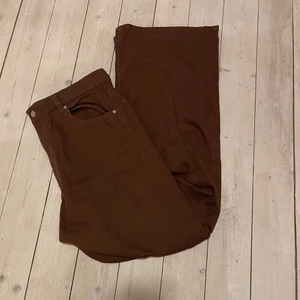 Bruna jeans - Bruna jeans som aldrig är andvända. Väldigt bekväma och fina. Storlek 44 men passar en m-xl. 120 inkl frakt🥰
