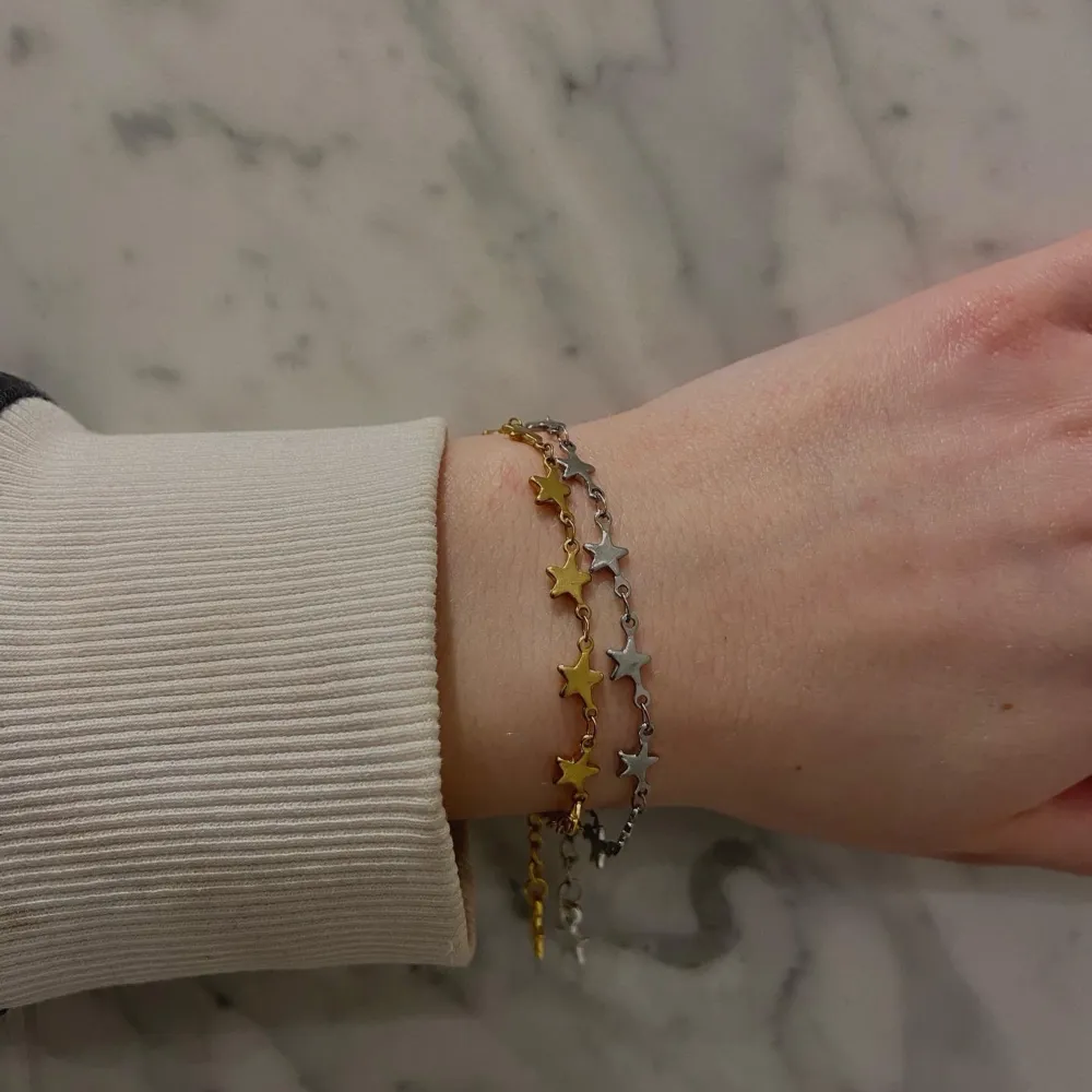 Handgjorda Stjärnarmband och halsband i rostfri metall☺️Halsband: 105kr, armband:65kr och ring:29kr (ej rostfritt stål)🌟 15kr frakt tillkommer✨ Skicka iväg ett meddelande vid intresse❤️ . Asusteet.
