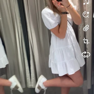 Vit klänning zara - En så fin klänning ifrån zara som knappt är använd, någon enstaka gång i sommar. Inga deffekter. Strl s-m 💞💞 köp direkt för 350kr✨