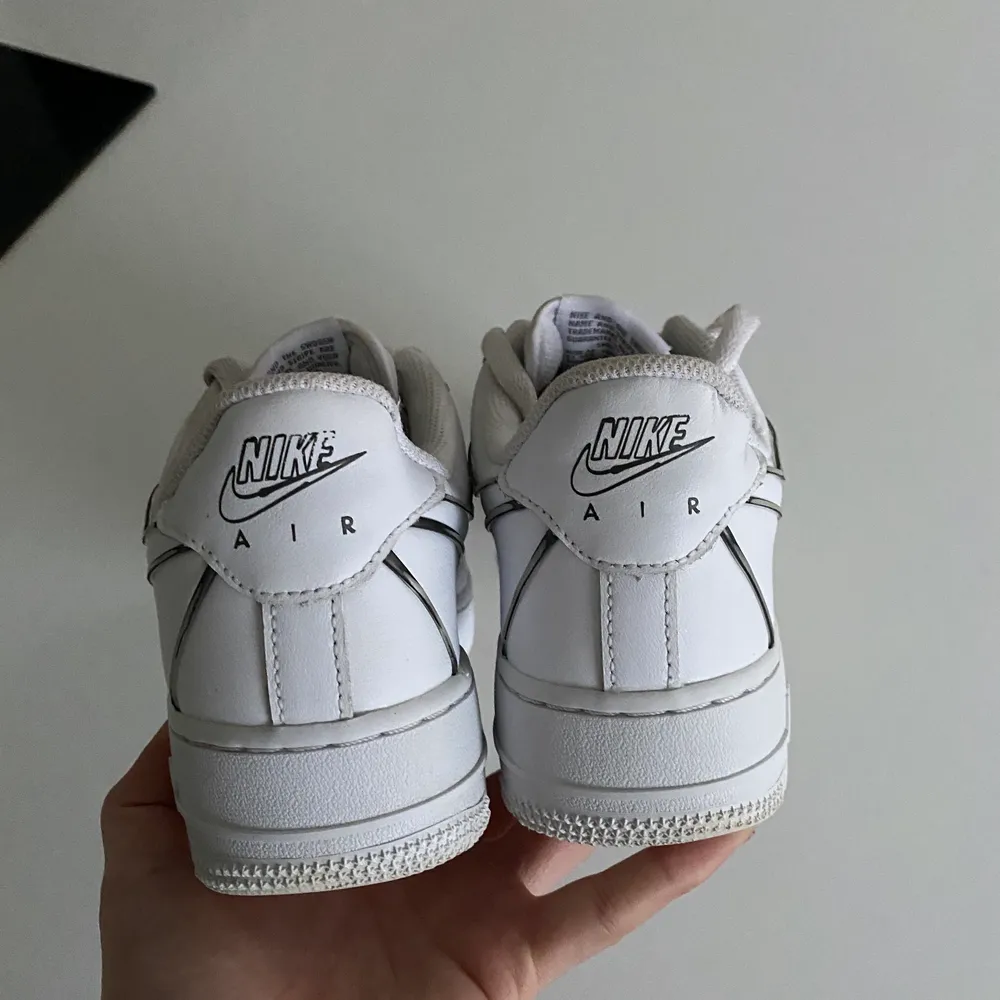 Säljer nu mina Nike air force 1 i storlek 38,5 då dom tyvärr är för små för mig. Dom är sparsamt använda men har en defekt inuti hälen (skriv för bild), därav de billiga priset.  . Skor.