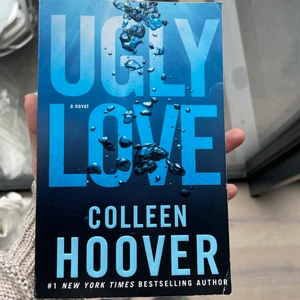 Colleen Hoover Ugly Love - Säljer min ugly love bok, köpt för 178kr! Har lite slitage på framsida kant annars som ny👍🏻 (är på engelska)