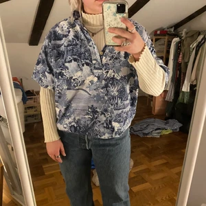 Vintage Tommy Hilfiger skjorta  - Vintage fynd! Ascool skjorta från Tommy hilfiger men fint motiv! Perfekt för att ha över långärmat, är stor men passar som oversized också