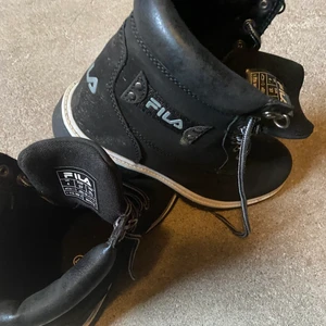 Skor  - Ett par svarta fila skor. Använda enstaka gång. I storlek 37 och säljer för 100kr