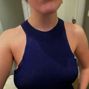 Glittrig topp - Sparsamt använd halterneck topp från Mango i strl S. Lite glitter i tyget som syns på bild 1. Ord pris 450kr💕