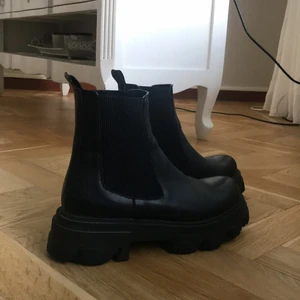 Cobler platåskor  - Cobler platå i läder, stabila och perfekta för höst/vinter/tidig vår. Bästa skorna jag köpt, men behöver i större storlek. Har haft på mig de några fåtal gånger. Man känner sig mäktig när man går i dom! 