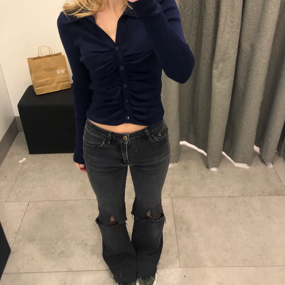 Funderar på att sälja dessa fina jeans! De har dock hål där bak men har fixat det inuti men de syns lite utanpå💕 Har klippt de så de passar mig som är 160!. Jeans & Byxor.