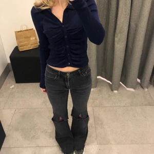 Jeans - Funderar på att sälja dessa fina jeans! De har dock hål där bak men har fixat det inuti men de syns lite utanpå💕 Har klippt de så de passar mig som är 160!