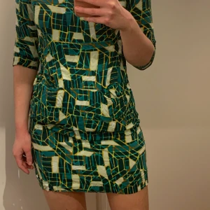 Klänning från indiska stlk S - Fin sommarklänning med fickor. Lite skrynklig på bilden pga att den har varit ihopvikt i källaren. 