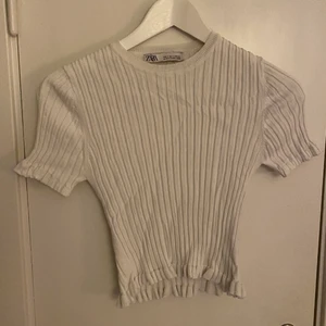 Vit ribbad tshirt - Vit ribbad tshirt köpt ett tag sedan från zara.